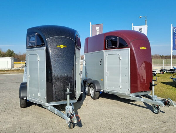 Trailer Humbaur Xanthos Aero 2400 con tappezzeria e porte laterali