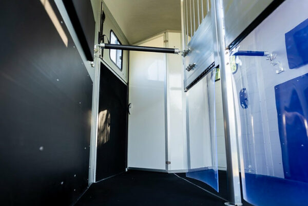 Trailer di cavalli Liberty Touring Country XL + Front Ramp and Napplerstery - Image 9