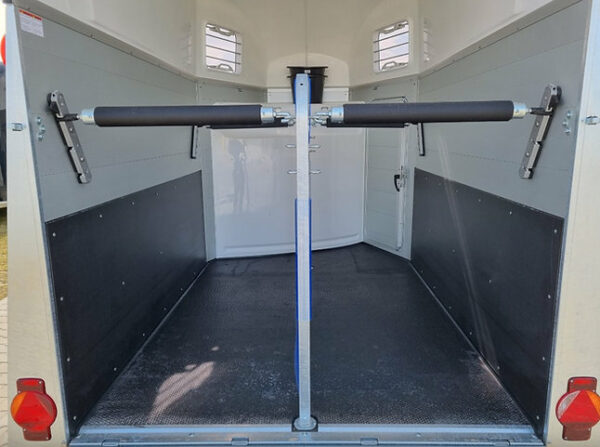Trailer Humbaur Xanthos Aero 2400 con tappezzeria e porte laterali - Image 7