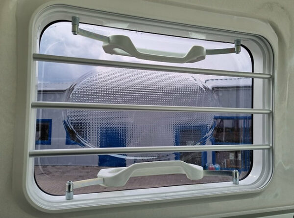 Humbaur Equitos Alu Plus 2000 trailer con tappezzeria e porte laterali - Image 3