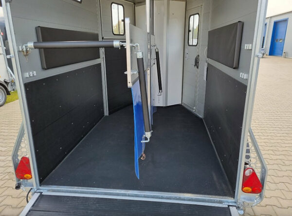 Cheval Liberté Touring Country + Front Ramp and Saddlery Trailer - Image 13